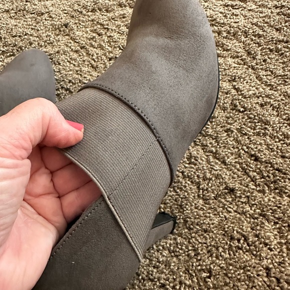London Fog Bobbie Faux Suede Ankle Booties Gray Elastic Detail Size 9 3" Heel - Picture 5 of 5